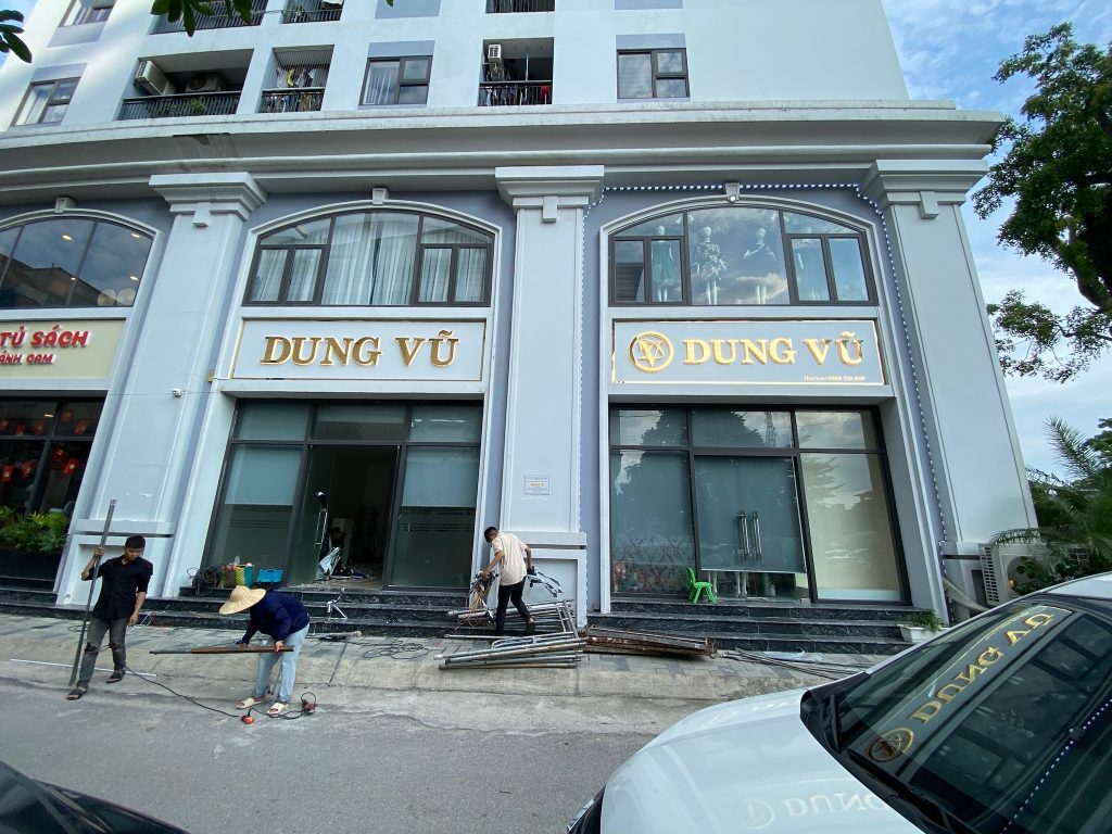 Thi công biển chữ nổi gắn led sáng chân